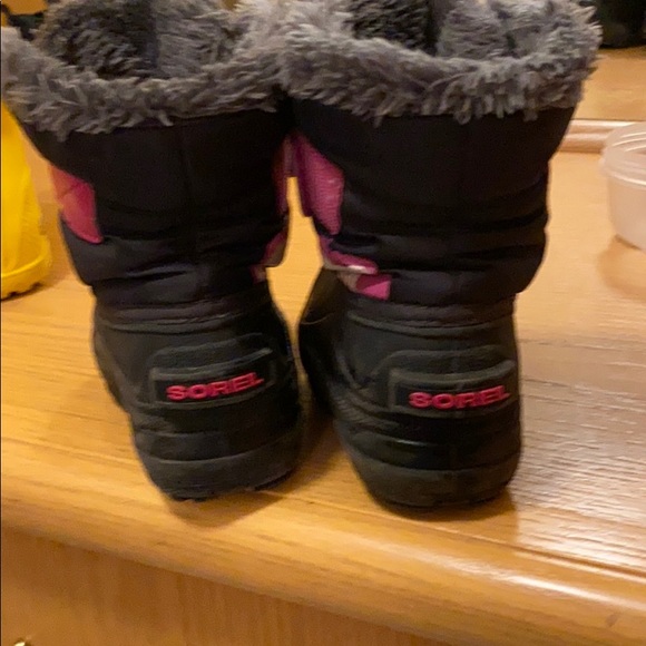 Sorel boots - Picture 2 of 3